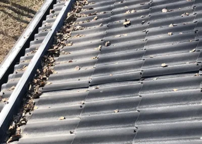 Tiilikaton puhdistus lehdet ennen